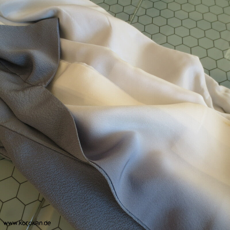 grau, kleine Stickereien Komon / Tsukesage Seiden Kimono