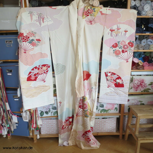 Fächer, Blüten Furisode, Seidendamast Karieba Kimono Stoff