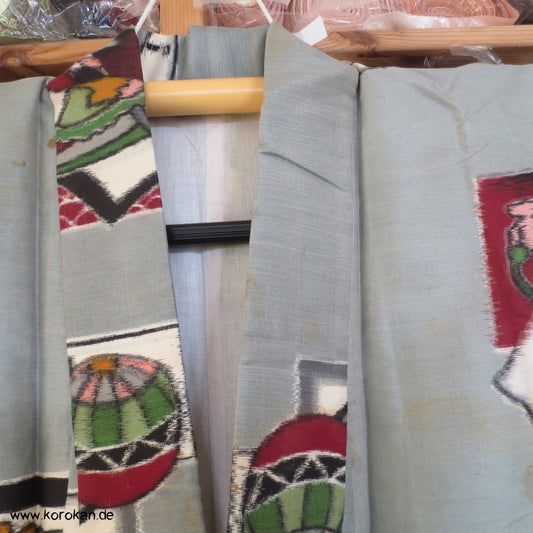 hellgrau mit buntem Spielzeug Meisen Seiden Kimono