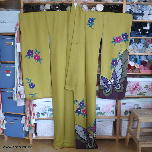 riesige Schmetterlinge auf curryfarbener Seide Furisode Kimono, modern