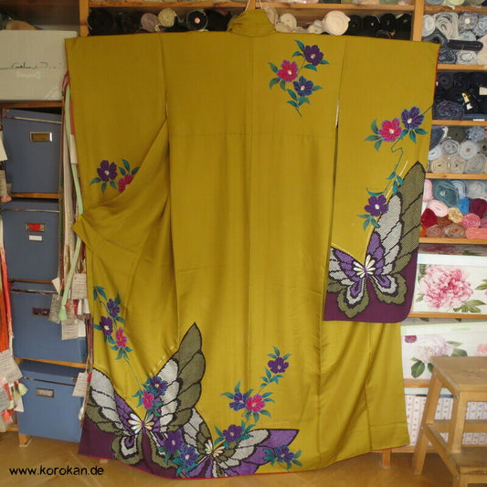 riesige Schmetterlinge auf curryfarbener Seide Furisode Kimono, modern