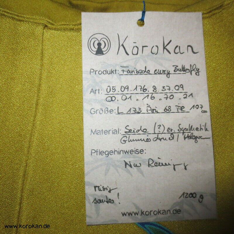 riesige Schmetterlinge auf curryfarbener Seide Furisode Kimono, modern