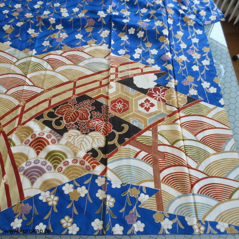 Brücken über Wellen mit Gold und hängenden Blüten Furisode Seidendamast Kimono