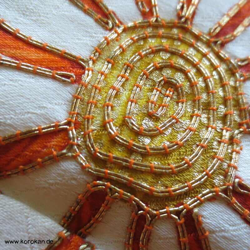 Mitzukoshi Furisode Kimono bunte Tanzaku Streifen mit Wisteria, Golddruck und Stickerei