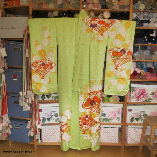 hellgrüner Rinzu Damast mit bestickten Fächern Furisode Kimono