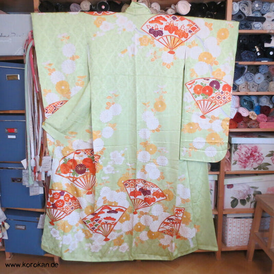 hellgrüner Rinzu Damast mit bestickten Fächern Furisode Kimono