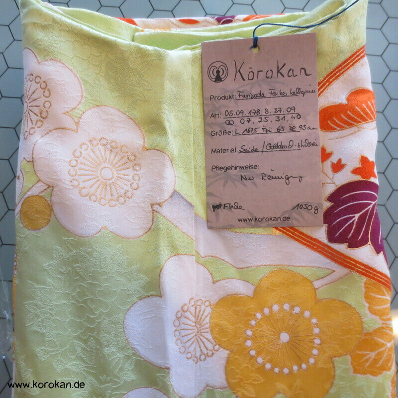 hellgrüner Rinzu Damast mit bestickten Fächern Furisode Kimono