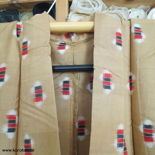 goldbeige mit rot-schwarz-weißen Elementen Hitoe Meisen Kimono