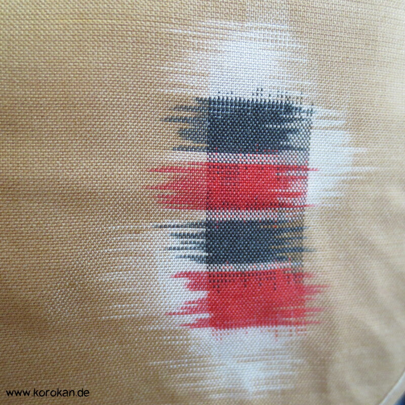 goldbeige mit rot-schwarz-weißen Elementen Hitoe Meisen Kimono