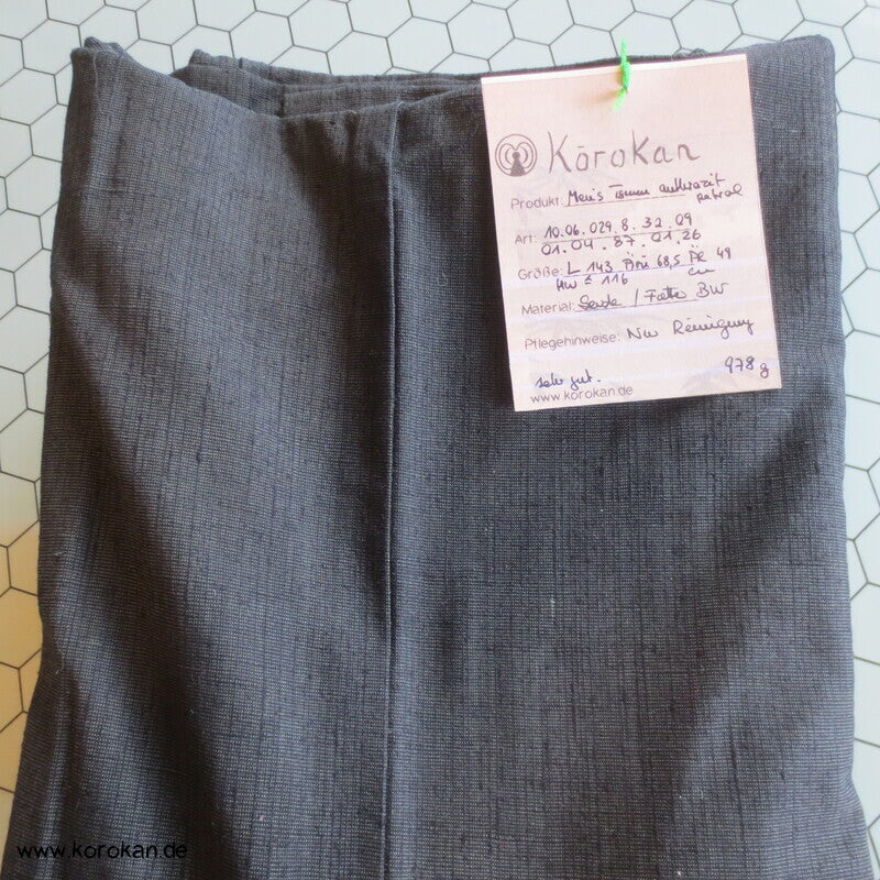 anthrazitgrauer Herren Tsumugi Seiden Kimono,