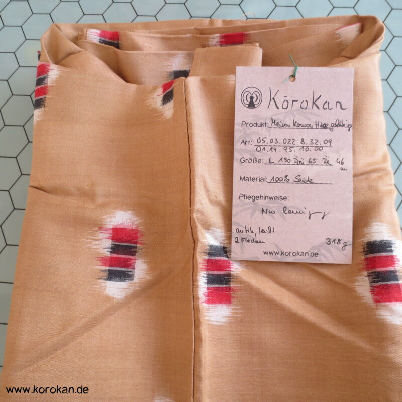 goldbeige mit rot-schwarz-weißen Elementen Hitoe Meisen Kimono