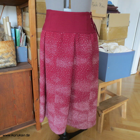 Schneegestöber Upcycling Sattelrock aus Haori Kimono Seide, Bindebänder, Gr. M