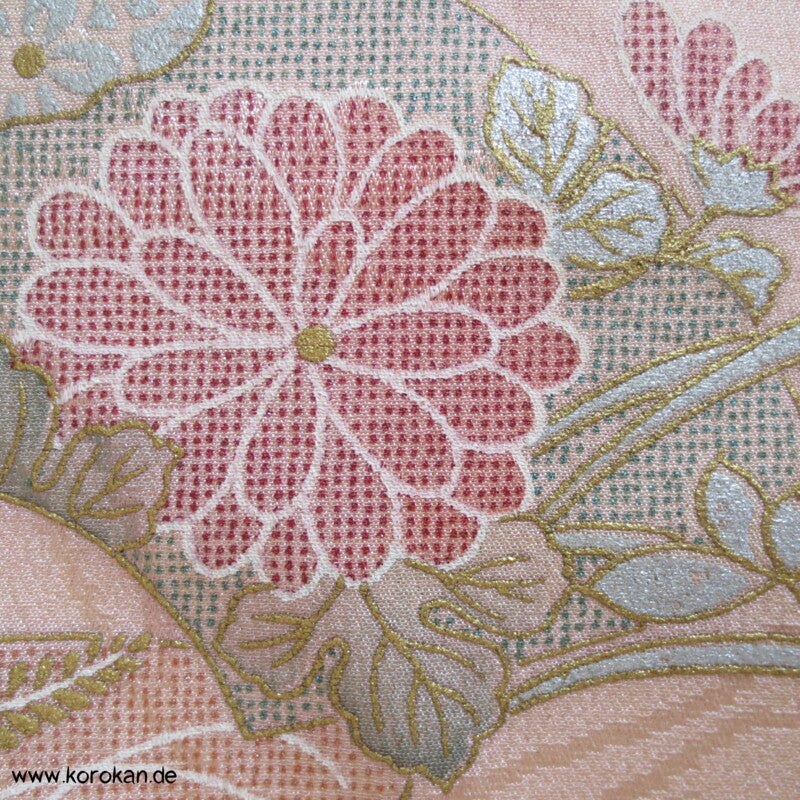 Blütenfächer blush mit Golddruck Kimono Seidendamast