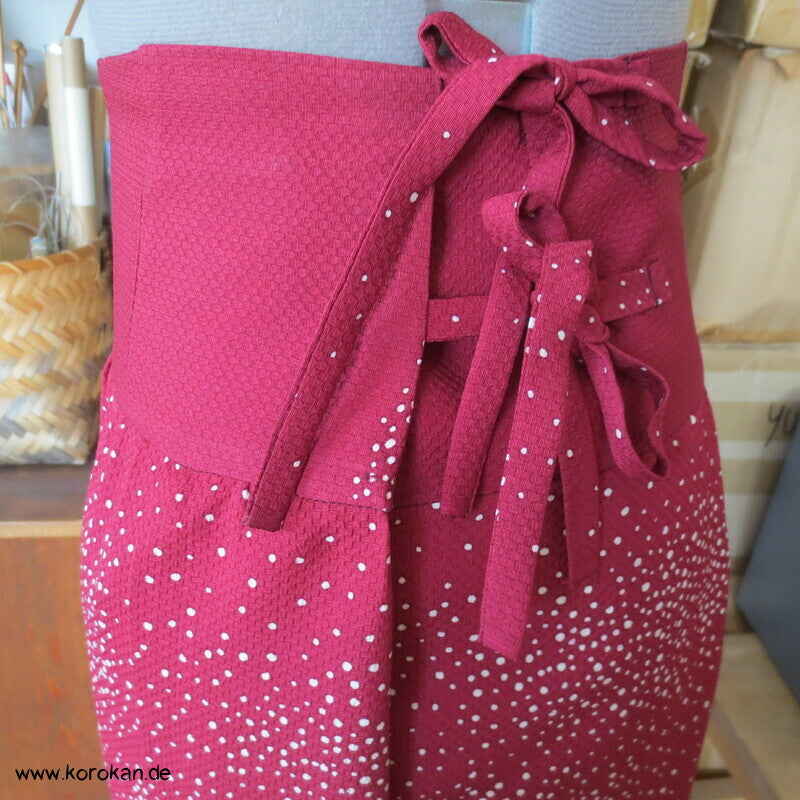 Schneegestöber Upcycling Sattelrock aus Haori Kimono Seide, Bindebänder, Gr. M