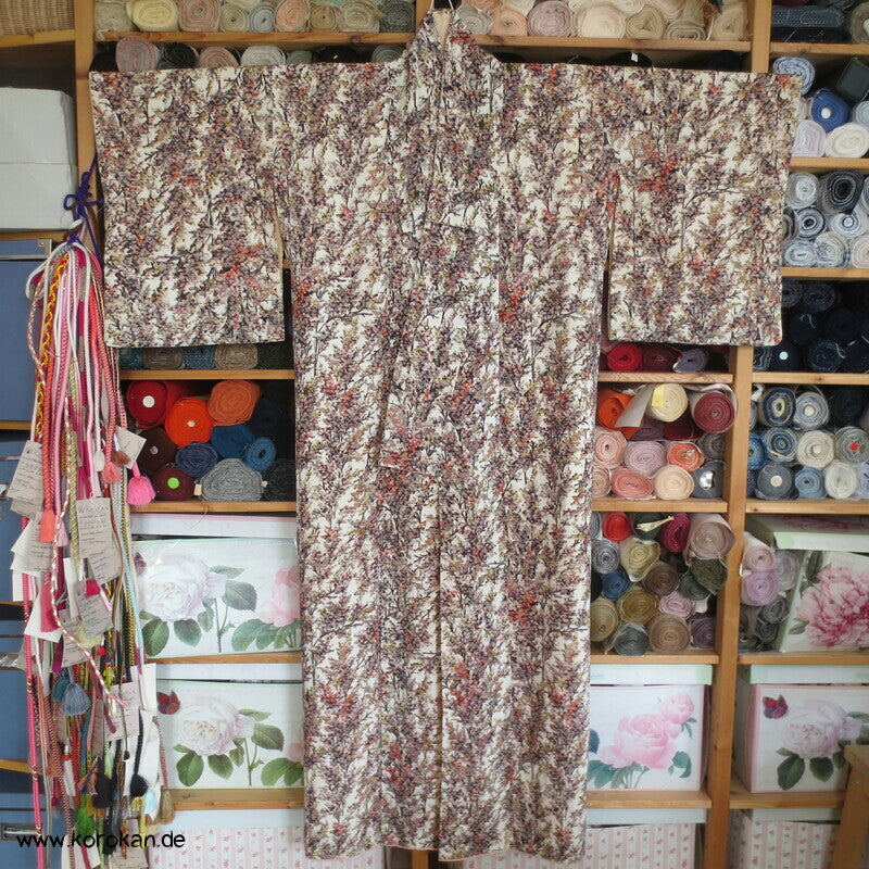 Blütenbäume mit silber Komon Kimono
