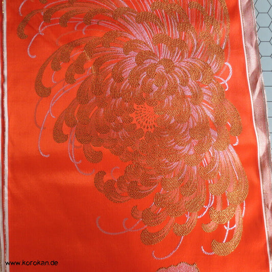 Lurex Chrysanthemen glitzernd auf orange Kimono / Obi Jacquard