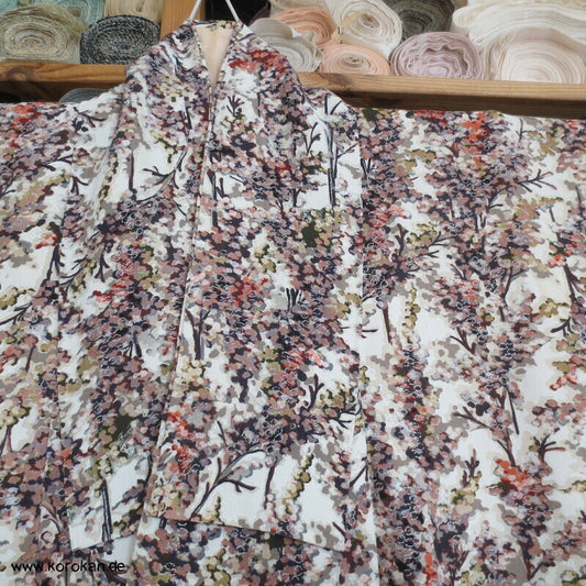 Blütenbäume mit silber Komon Kimono