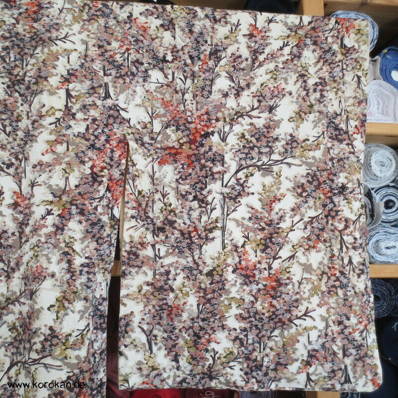 Blütenbäume mit silber Komon Kimono