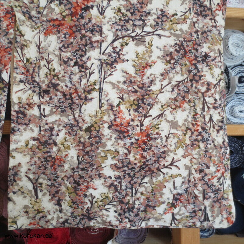 Blütenbäume mit silber Komon Kimono