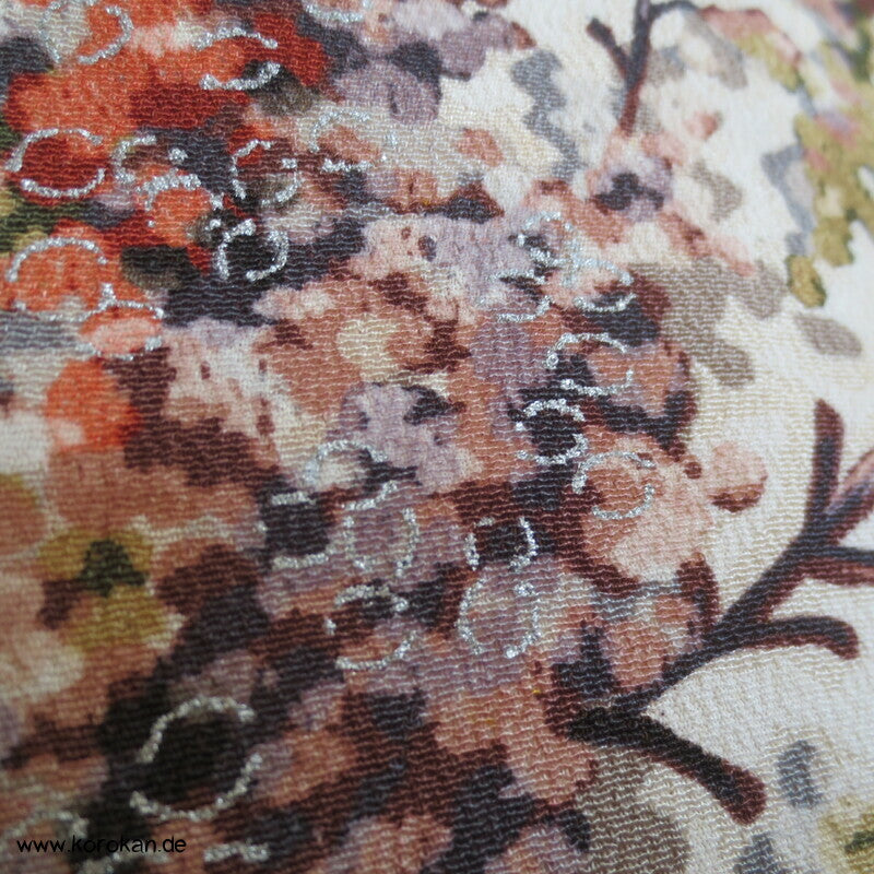 Blütenbäume mit silber Komon Kimono