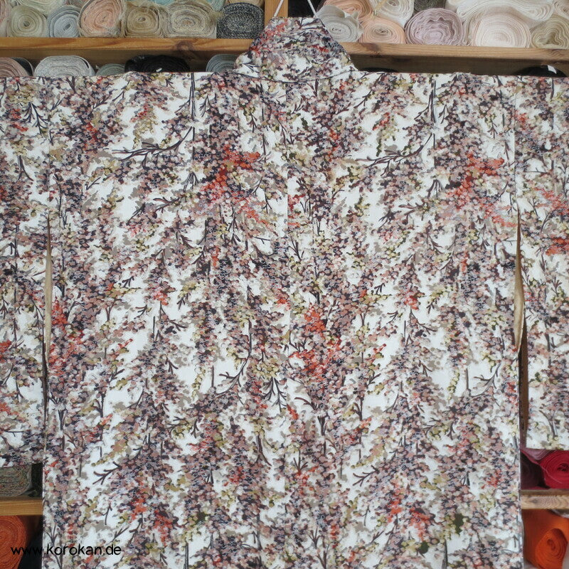 Blütenbäume mit silber Komon Kimono