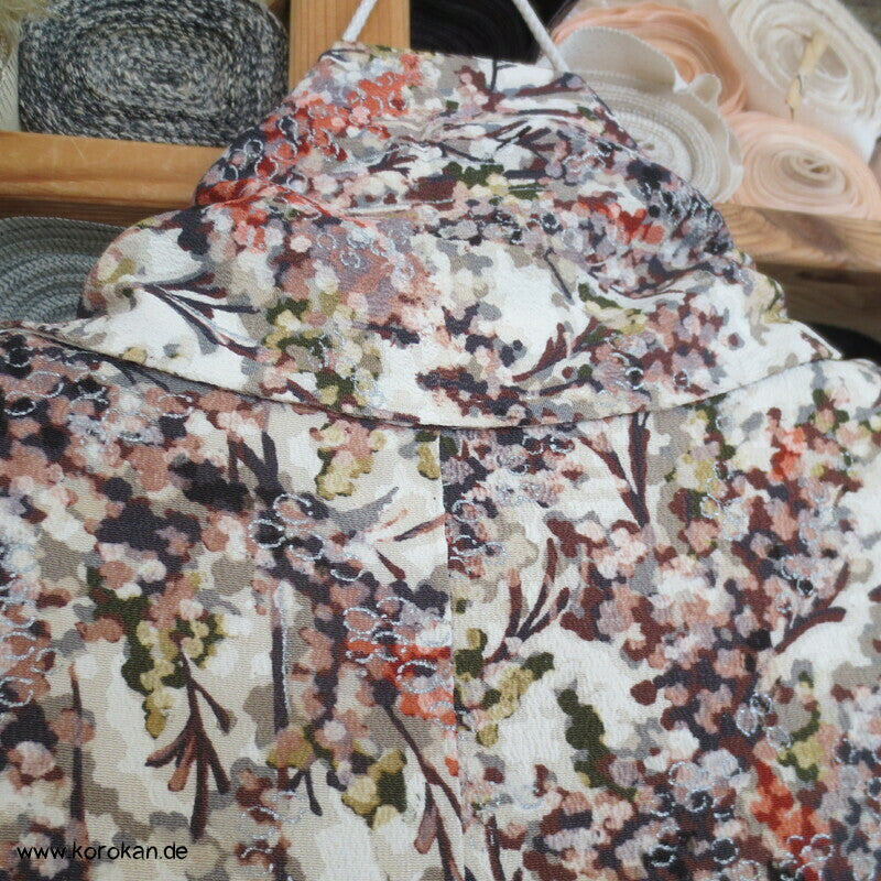 Blütenbäume mit silber Komon Kimono