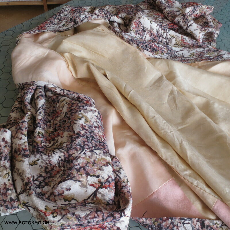 Blütenbäume mit silber Komon Kimono