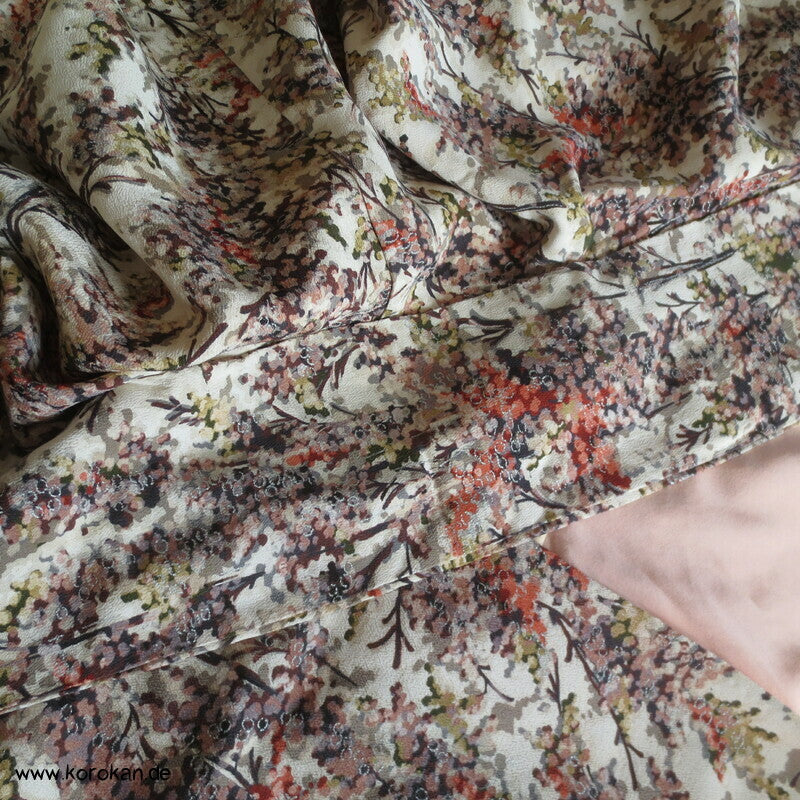 Blütenbäume mit silber Komon Kimono