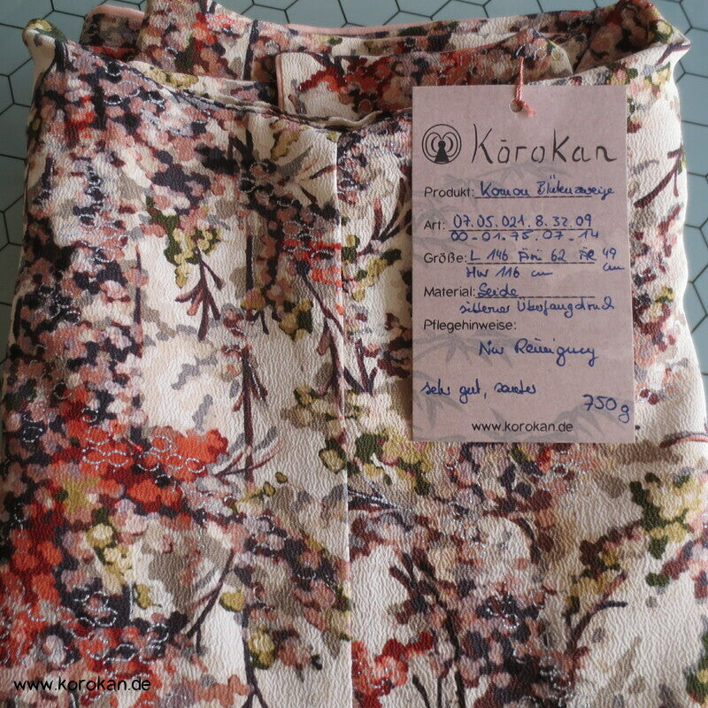 Blütenbäume mit silber Komon Kimono