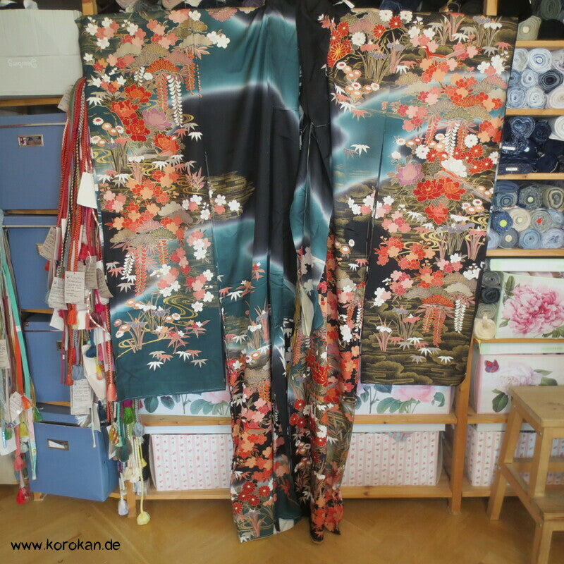 Mandarinenten und Blüten Furisode, Seiden Karieba