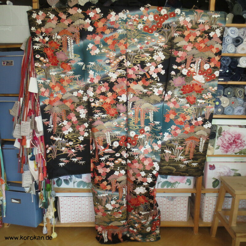 Mandarinenten und Blüten Furisode, Seiden Karieba
