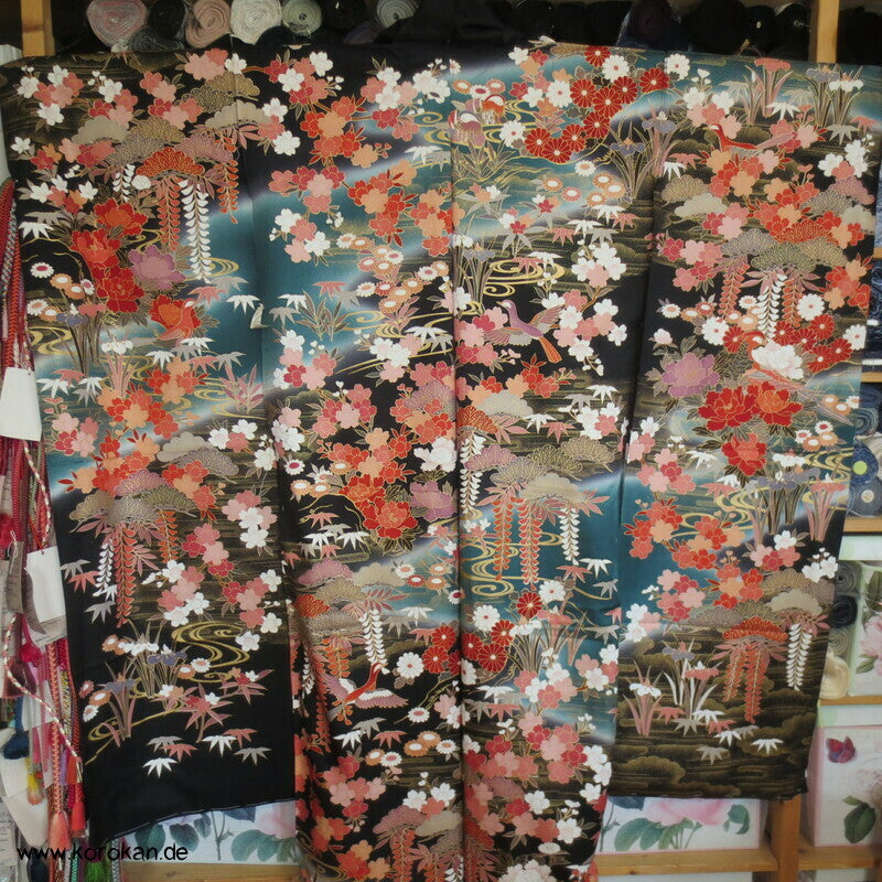Mandarinenten und Blüten Furisode, Seiden Karieba