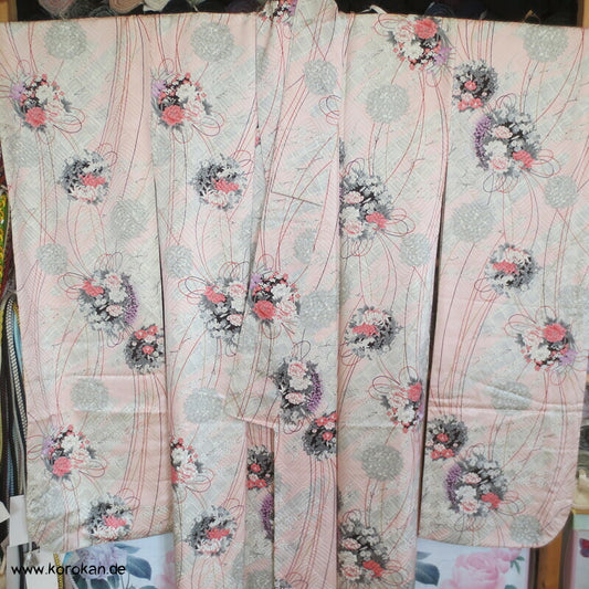 Kusudama Blumenkugeln auf zartrosa Furisode