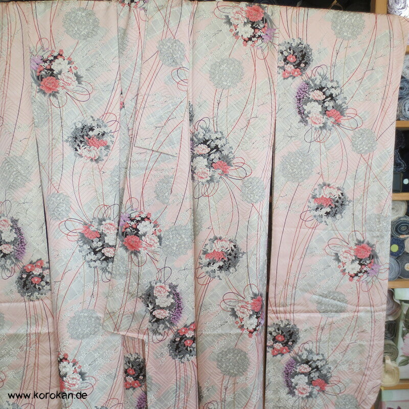 Kusudama Blumenkugeln auf zartrosa Furisode