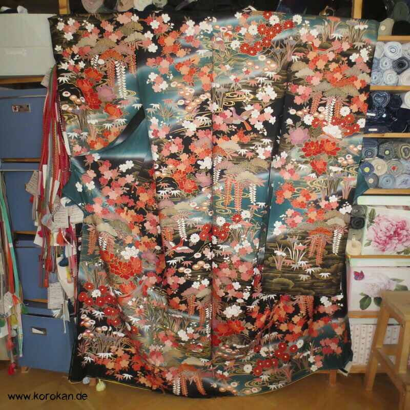 Mandarinenten und Blüten Furisode, Seiden Karieba