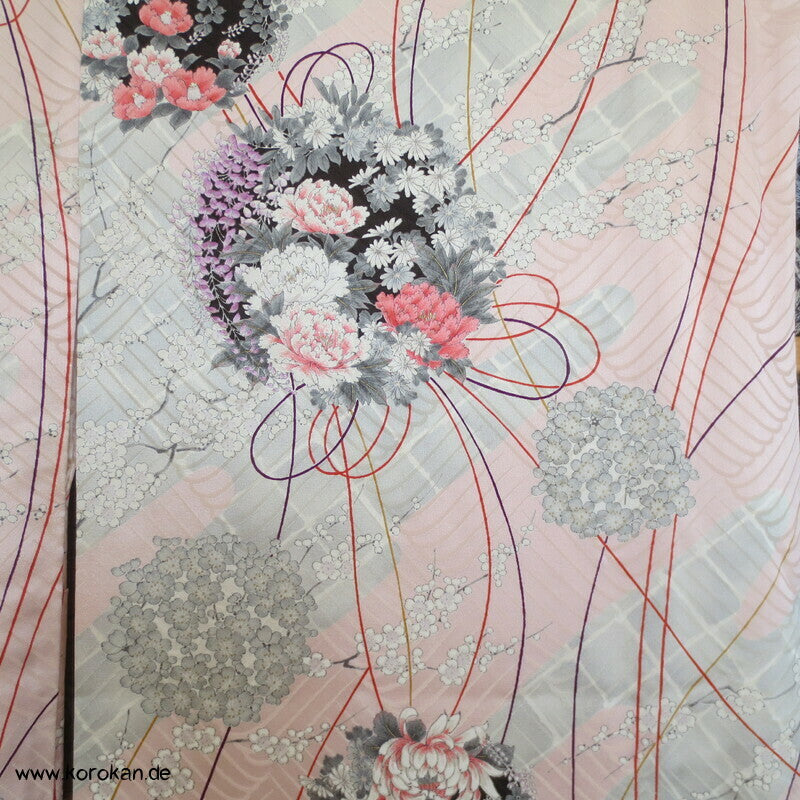 Kusudama Blumenkugeln auf zartrosa Furisode