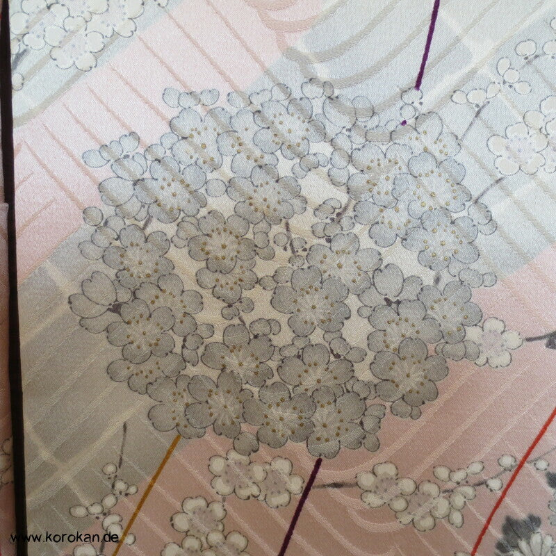 Kusudama Blumenkugeln auf zartrosa Furisode