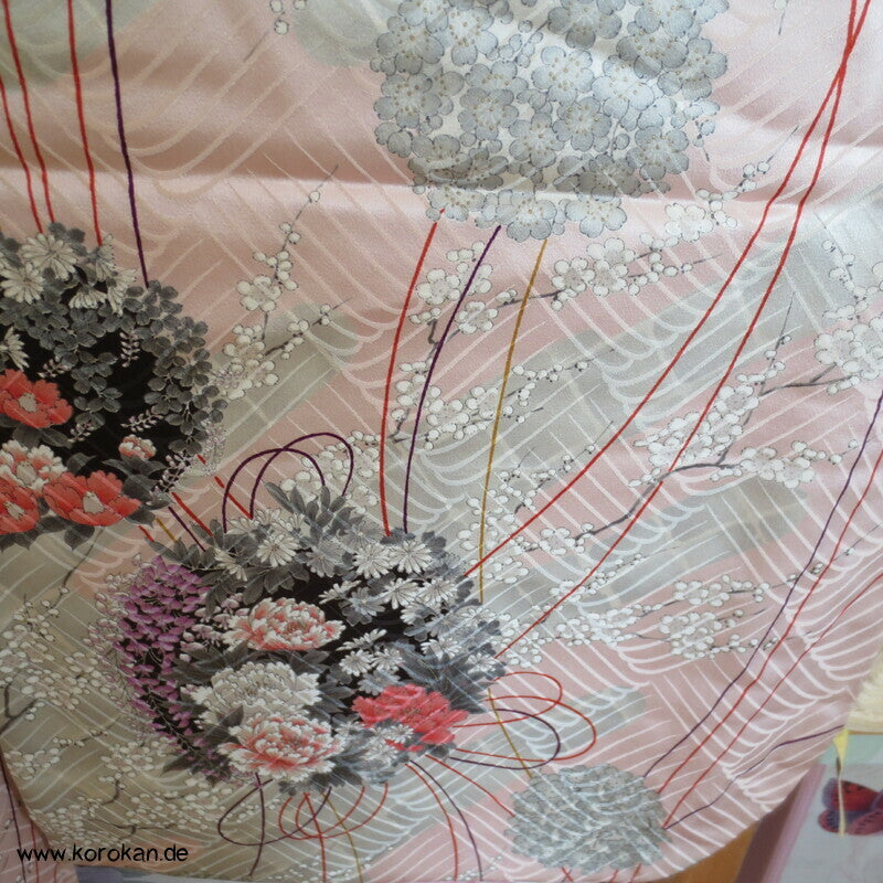 Kusudama Blumenkugeln auf zartrosa Furisode