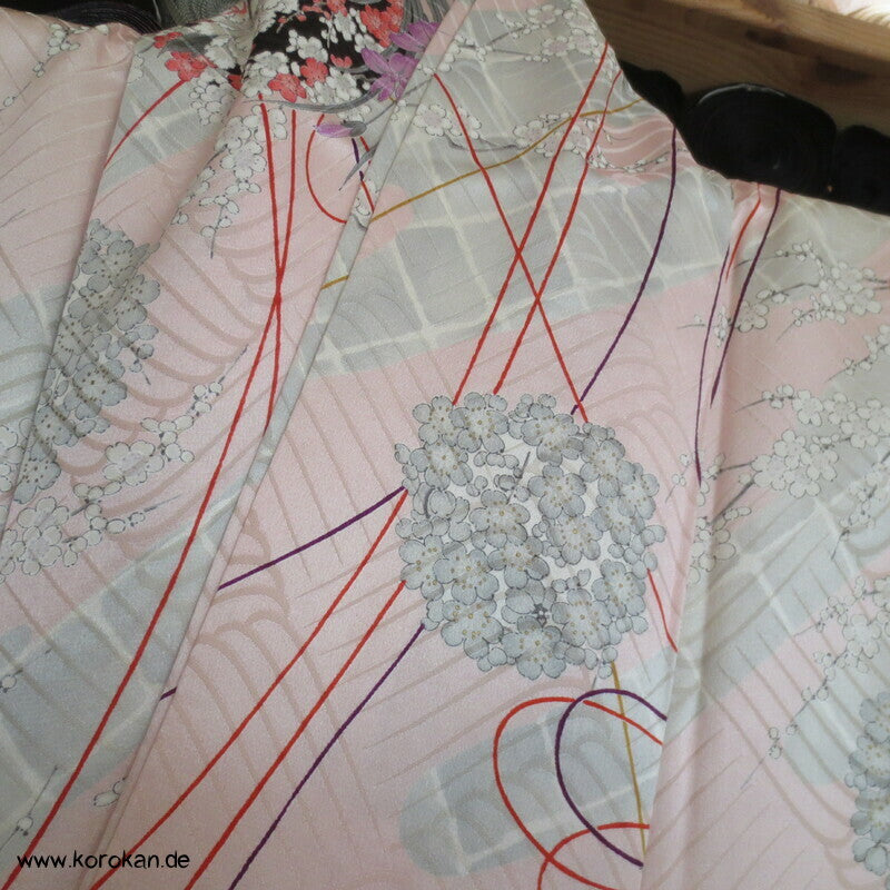 Kusudama Blumenkugeln auf zartrosa Furisode