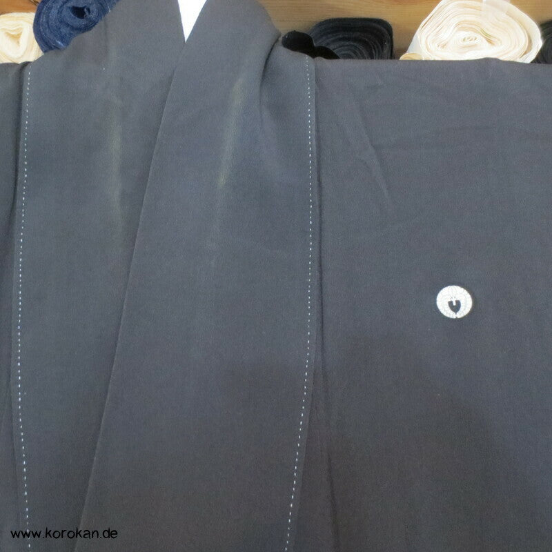 grüner Teich mit Stickerei Blumen und Bambus Tomesode