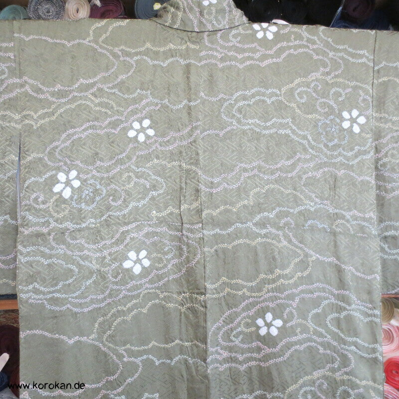 Wolken auf Khakigrün Shibori Seiden Komon Kimono