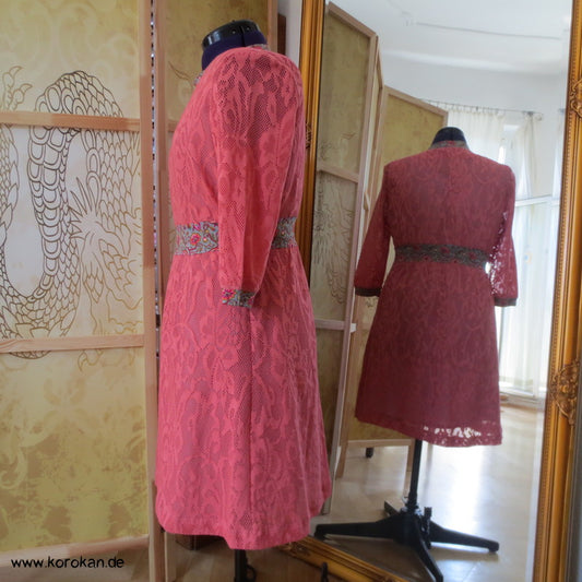 Baumwollspitzenjersey Kleid, farblich abgesetzt