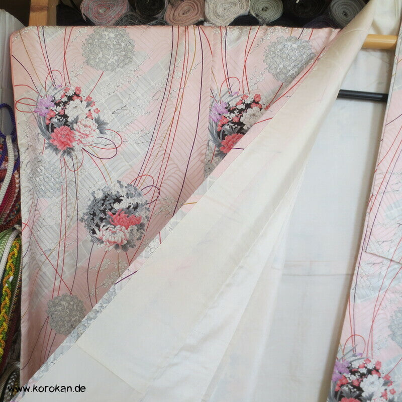 Kusudama Blumenkugeln auf zartrosa Furisode