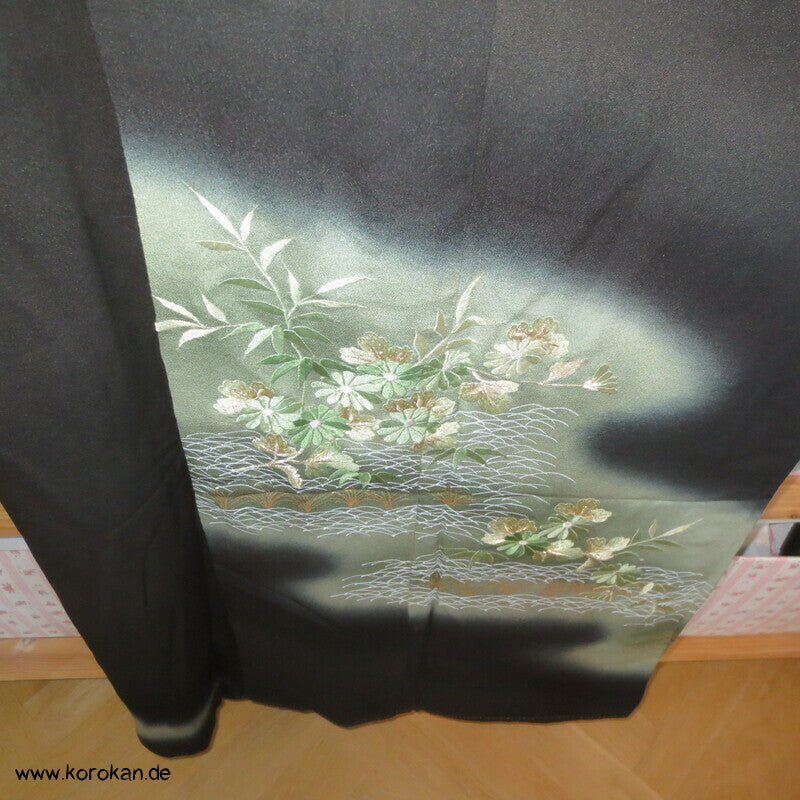 grüner Teich mit Stickerei Blumen und Bambus Tomesode