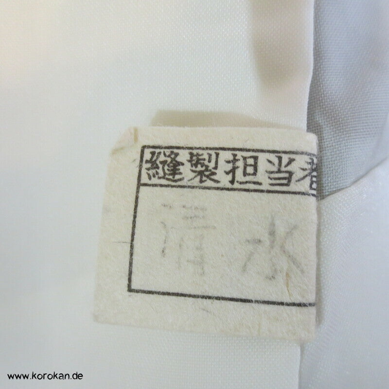 grüner Teich mit Stickerei Blumen und Bambus Tomesode