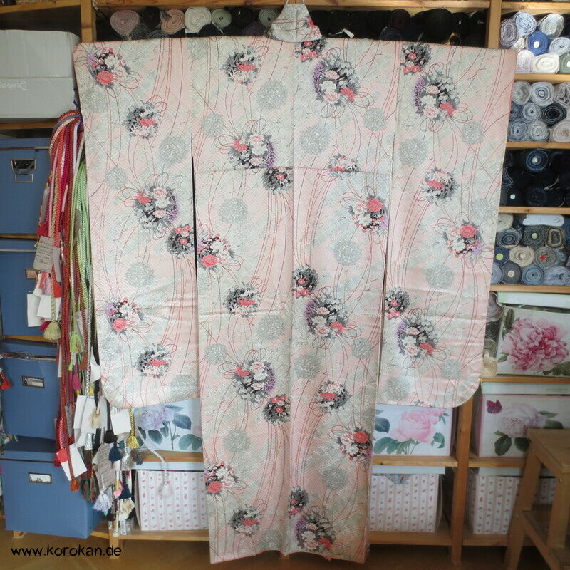 Kusudama Blumenkugeln auf zartrosa Furisode