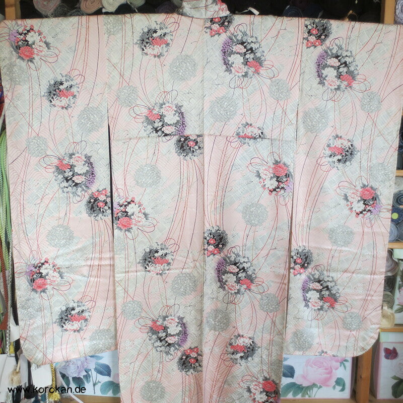 Kusudama Blumenkugeln auf zartrosa Furisode