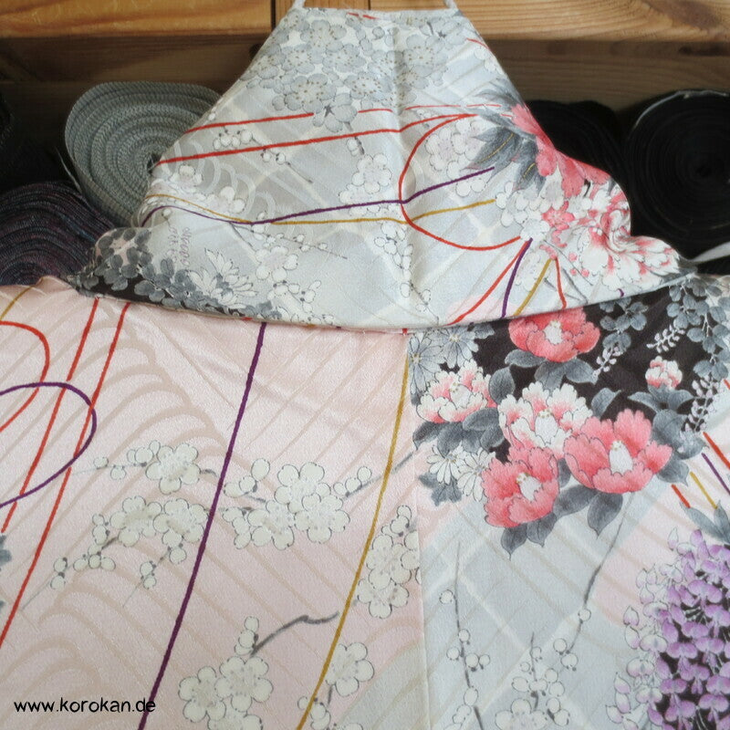 Kusudama Blumenkugeln auf zartrosa Furisode
