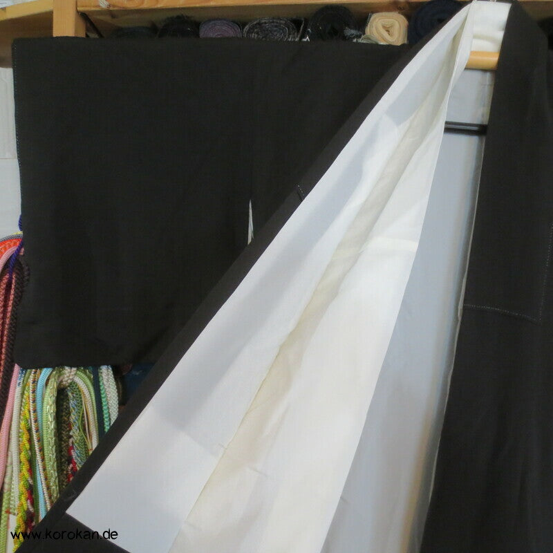 grüner Teich mit Stickerei Blumen und Bambus Tomesode