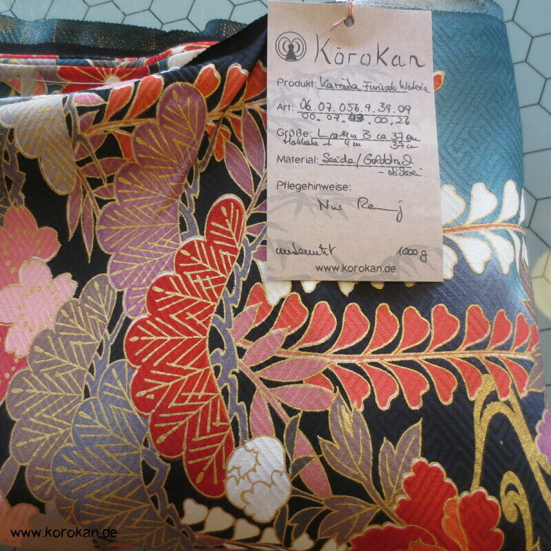 Mandarinenten und Blüten Furisode, Seiden Karieba